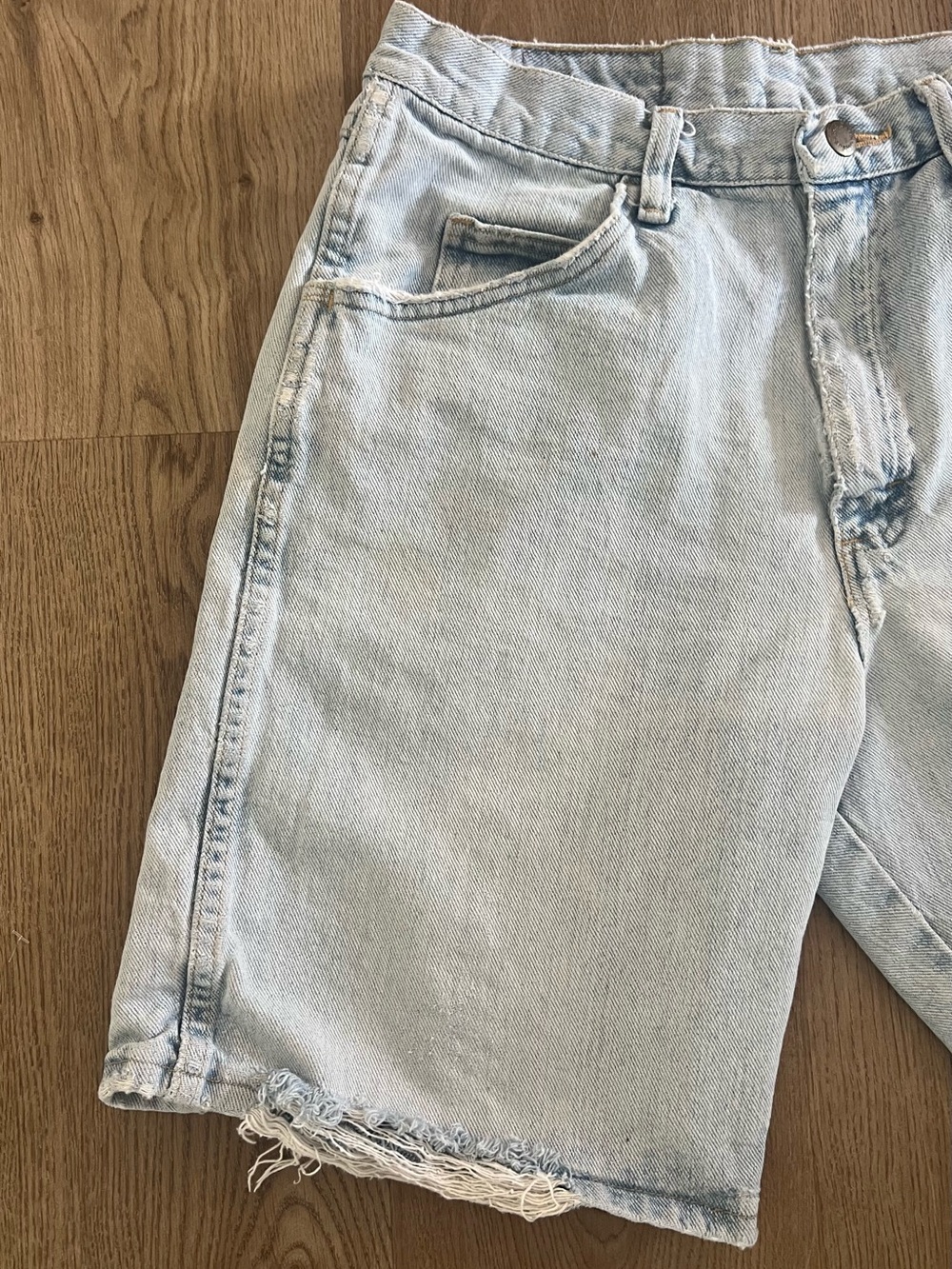 Wranglers Women’s Light Wash Light Denim Shorts Distressed Frayed Hem Pockets - Picture 2 of 4